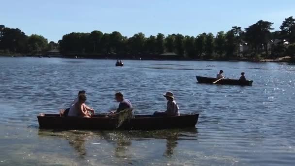 Zwei Ruderboote Auf Dem Roath Park Lake Cardiff — Stockvideo