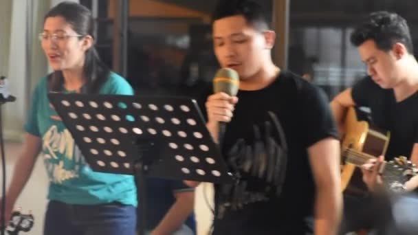 ázsiai férfi énekel mikrofonban
