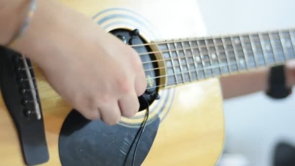 Mann Spielt Gitarre Aus Nächster Nähe — Stockvideo