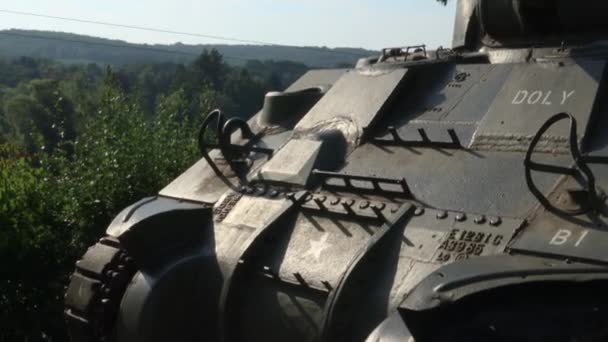 Shermantank Längs Floden Meuse Hermeton Belgien — Stockvideo