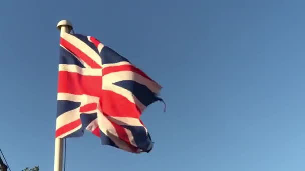 Union Jack Bandiera Sventola Contro Cielo Blu — Video Stock