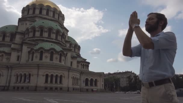 Genç Adam Katedralin Yazı Tipinde Dua Ediyor — Stok video