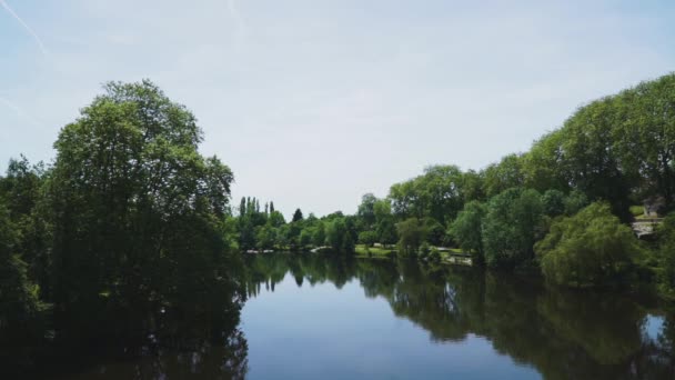 Widok Spokojne Lustrzane Jezioro Zielonymi Drzewami Surounding Podczas Wiosny Francji — Wideo stockowe