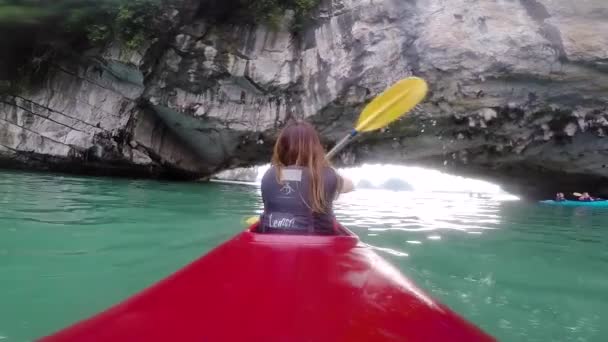 Uma Menina Caiaque Uma Caverna — Vídeo de Stock