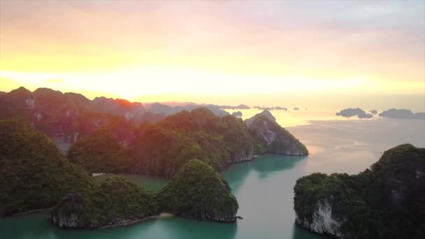 Légi Felvétel Halong Bay Napfelkeltekor Vietnamban — Stock videók