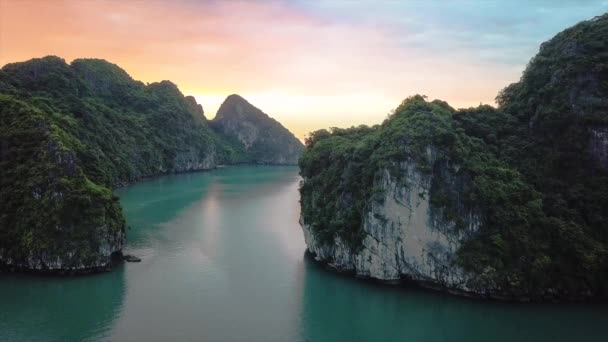 石灰岩の柱でベトナムのハロン湾で撮影された空中移動 — ストック動画