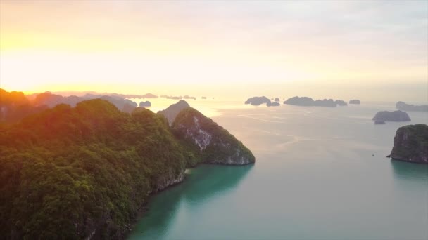 Aerial Poruszający Się Ujęciu Wschodu Słońca Widok Halongbay Wietnam — Wideo stockowe