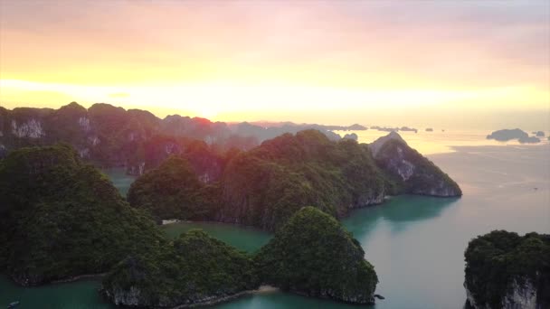 ベトナムのハロン湾での日の出の眺めの空中移動 — ストック動画