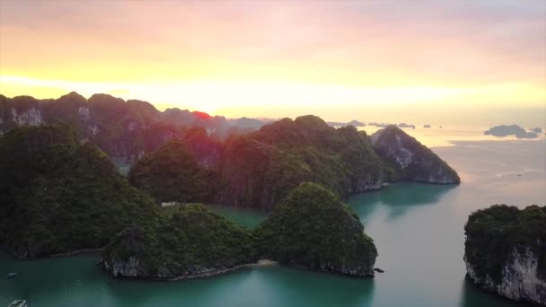 Halongbay Vietnam Güneşin Doğuşunu Gösteren Vinç Görüntüsü — Stok video