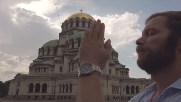 Uomo Bianco Che Prega Nel Font Della Cattedrale Vicino — Video Stock