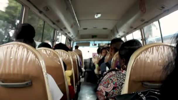 Cavalgando Parte Trás Maxi Ônibus Olhando Para Corredor Central — Vídeo de Stock