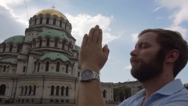 特写镜头 以教堂的字体祈祷成功的人 — 图库视频影像