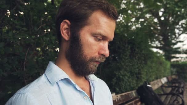 Крупный План Человек Бородой Работает Ноутбуке Парке — стоковое видео