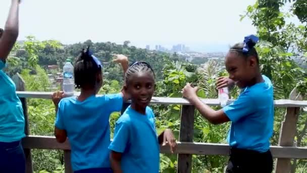 Colegialas Viaje Campo Con Vistas Puerto España Trinidad Están Emocionadas — Vídeos de Stock