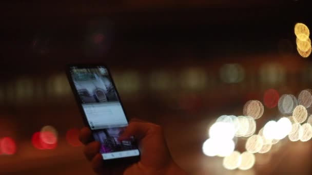 Android Telefonundaki Instagram Kaydırılıyor Gece Trafiğinin Arkasında Alan Etkisi Ile — Stok video