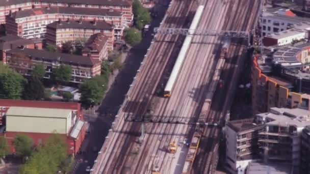 Ένα Λευκό Και Κίτρινο Τρένο Κινείται Αργά Μέσα Από Λονδίνο — Αρχείο Βίντεο