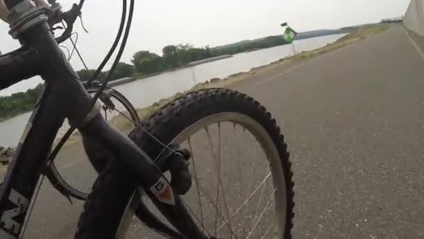 Gros Plan Roue Vélo Alors Elle Tourne Comme Cycliste Côtiers — Video