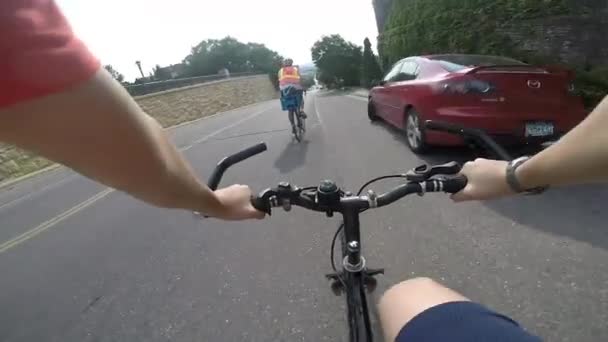 Punto Vista Niño Bicicleta Por Una Colina Urbana Con Padre — Vídeos de Stock