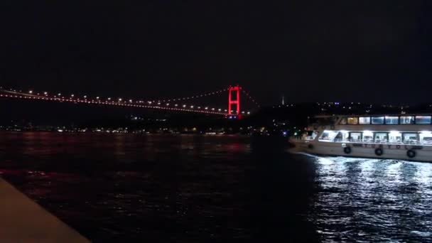 Ferry Con Luces Encendidas Mueve Lentamente Estrecho Del Bósforo Bajo — Vídeos de Stock