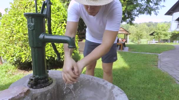 男は手を洗う — ストック動画