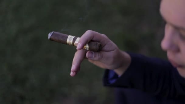Džentlmen Kouřící Kubánský Doutník Užívající Každou Chvíli Tento Výstřel Zpomaleném — Stock video