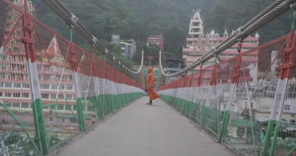 インドの聖なる男 インドのリシケシでガンジス川で撮影 — ストック動画