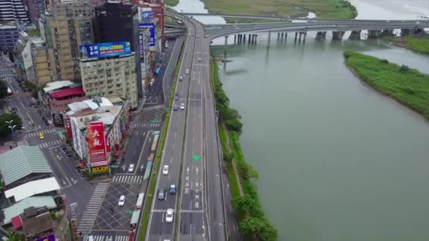 高速公路上方的鸟瞰图 城市在左边 河流在右边 — 图库视频影像