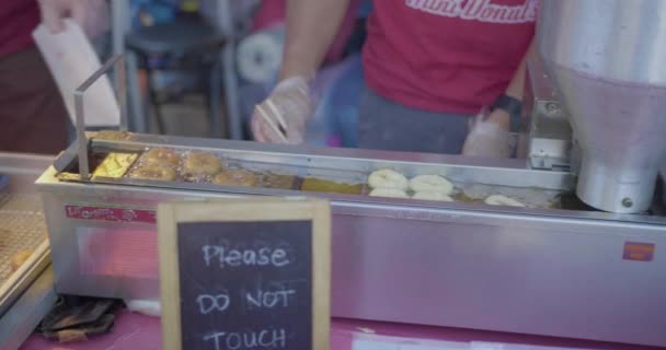 Frisch Gemachte Mini Donuts Von Straßenhändlern — Stockvideo