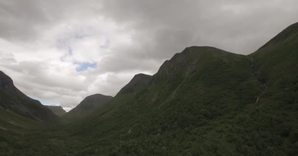 ノルウェーのオルスタ夏 スコルジダーレンで夏に逆撮影された雄大な山の4Kドローン映像 — ストック動画
