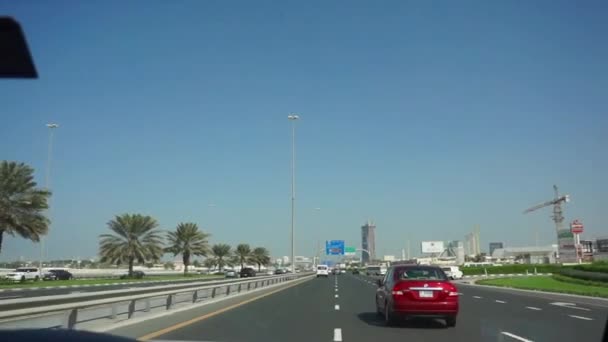 Autostrada Czerwonym Samochodem Znakiem Drogowym Dubaju — Wideo stockowe