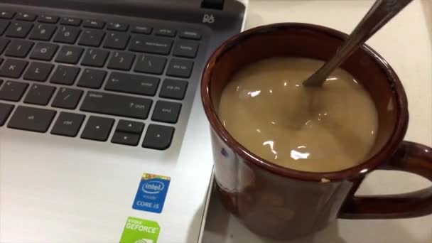 Mexendo Uma Xícara Café Com Creme Usando Uma Colher — Vídeo de Stock