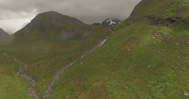 ノルウェーの壮大な風景の中に川の4Kドローン映像Sunmore Orsta Skorgedalen 夏の雨の日 — ストック動画