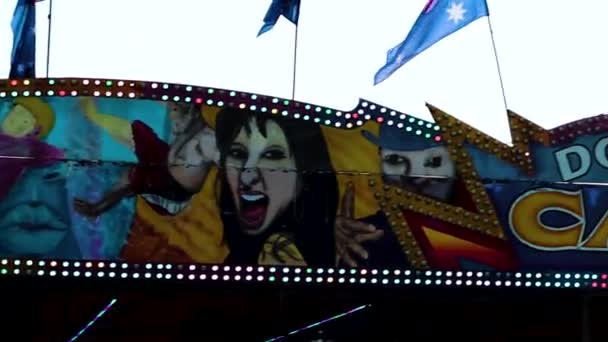 五彩斑斓的标志的慢盘 在镇上的展览 狂欢节上展示汽车颠簸的景象 — 图库视频影像