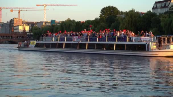 Ein Partyboot Fährt Abendlicht Stand Paddlern Auf Der Spree Berlin — Stockvideo