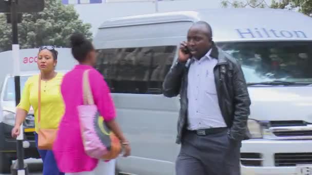 Mężczyzna Rozmawiający Przez Telefon Ulicy Między Samochodami Nairobi Kenia — Wideo stockowe