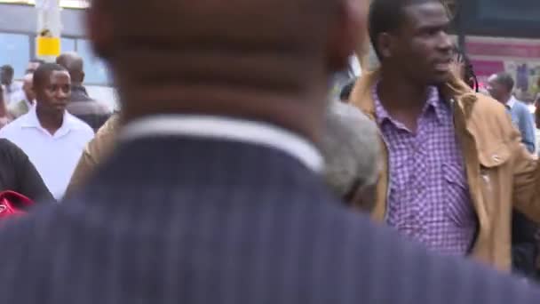 Kenya Nın Nairobi Caddelerinde Cep Telefonlarıyla Yürüyen Bir Sürü Yaya — Stok video