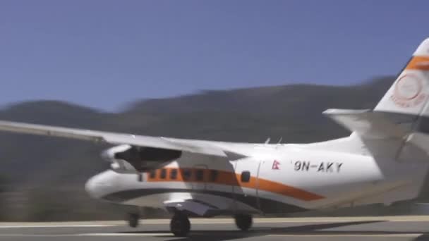 Avión Despega Aeropuerto Nepalés — Vídeo de stock