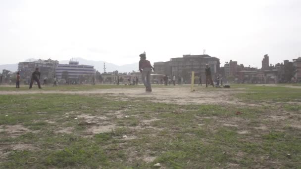 Bambini Che Giocano Cricket Kathmandu Ragazzo Colpisce Palla Corre Girato — Video Stock