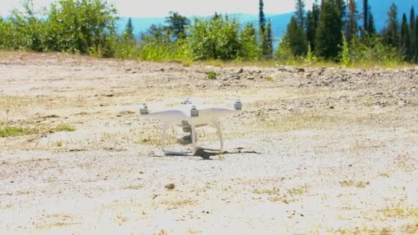 Drone Bianco Che Avvia Sua Elica Preparandosi Volare Alto Aria — Video Stock