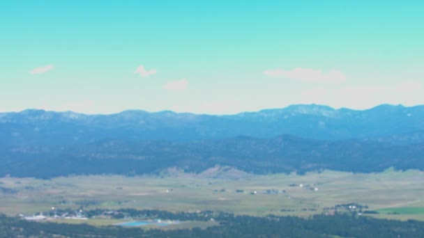 Ein Panoramablick Auf Berge Ebenen Und Himmel Ein Junger Mann — Stockvideo