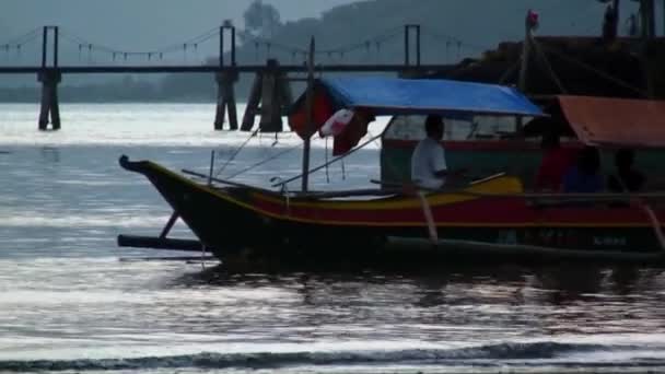 Grupo Personas Montan Barco Desde Puerto Castillejos Zambales Filipinas — Vídeo de stock