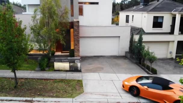 Апельсиновый Lamborghini Парки Подъездной Дорожке Дома Воздушный — стоковое видео
