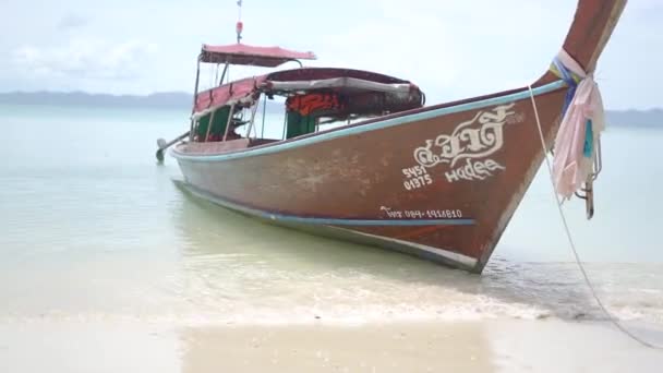 Lange Boot Bij Koh Rang Yai Phuket Thailand — Stockvideo