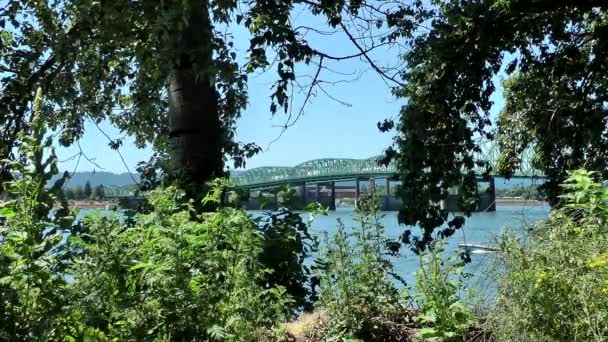 Fordonstrafik Motorvägsbron Som Förbinder Portland Och Vancouver Med Columbia River — Stockvideo