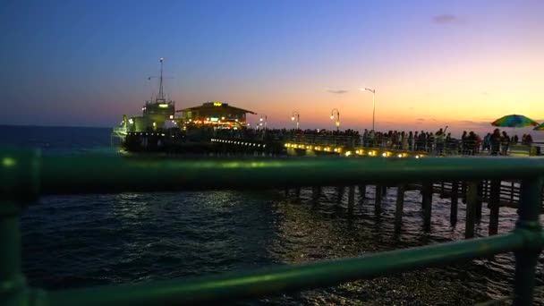 Spowolnione Powiększenie Nocne Molo Santa Monica Między Barami — Wideo stockowe
