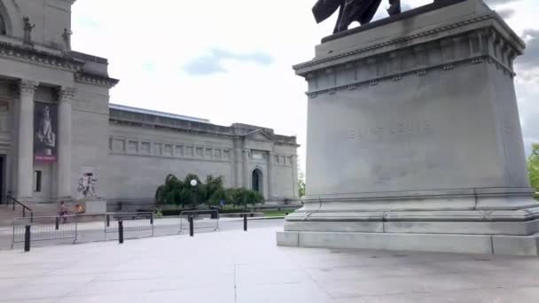 Video Van Koning Lodewijk Standbeeld Hoofdingang Van Louis Art Museum — Stockvideo