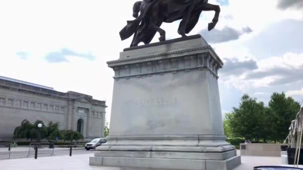 Skott Ludvig Staty Framför Louis Konstmuseum Forest Park — Stockvideo