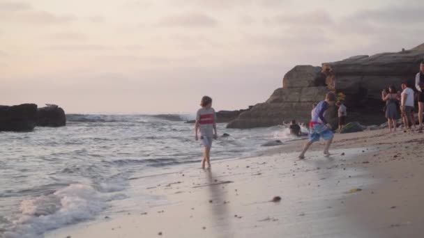 在加州圣迭戈 一家人在沙滩上玩耍 在日落前在沙滩上跑来跑去 — 图库视频影像