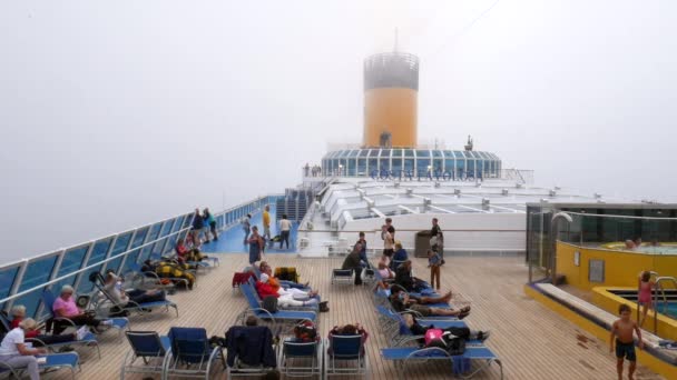 在大雾中享受科斯塔法沃罗萨号游轮顶层航行的人们 — 图库视频影像