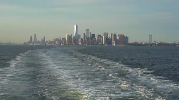 水から黄金の時間の間にニューヨークのスカイラインの広いショット — ストック動画